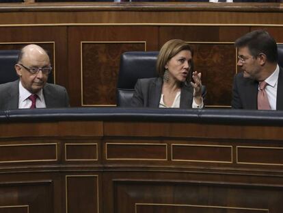 Los ministros de Hacienda, Crist&oacute;bal Montoro, de Defensa, Mar&iacute;a Dolores de Cospedal, y de Justicia, Rafael Catal&aacute;, durante el pleno celebrado hoy en el Congreso de los Diputados donde se debaten las propuestas de resoluci&oacute;n presentadas sobre la Memoria del CGPJ y los tribunales de justicia del a&ntilde;o 2015.