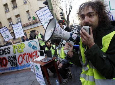 Manifestación a favor de las descargas P2P frente a la sede del PSOE de Madrid en diciembre de 2008.