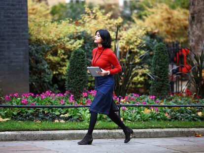 Munira Mirza, exdirectora de Estrategia Política de la Oficina del Primer Ministro, camina hacia Downing Street el 13 de noviembre de 2020.