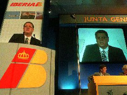 El presidente de Iberia, Xabier de Irala, interviene durante la junta de accionistas celebrada ayer.
