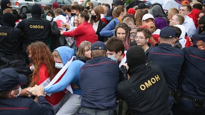 Police detain students during a protest in Minsk, Belarus, Tuesday, Sept. 1, 2020. Several hundred students on Tuesday gathered in Minsk and marched through the city center, demanding the resignation of the country's authoritarian leader after an election the opposition denounced as rigged. Many have been detained as police moved to break up the crowds. (Tut.By via AP)dfe