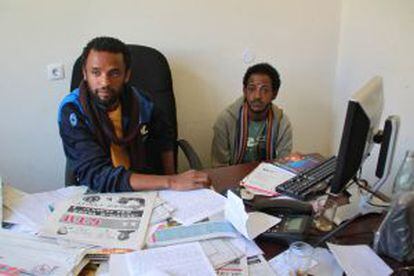 El director de 'Feteh', Muluneh Ayalew (a la izquierda), y el subdirector, Haile Meskel Beshewamel, en la redacción del semanario.
