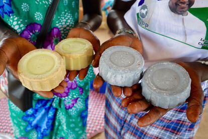 Entre otros productos que se fabrican está el jabón. Se vende en los mercados locales con más facilidad que los objetos de artesanía. Su demanda es mucho más alta, por eso estas mujeres han comenzado a fabricarlo a partir de aceite de palma.