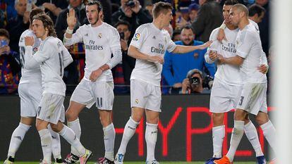 Los jugadores del Madrid celebran el gol de Cristiano.