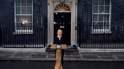 Liz Truss, frente al 10 de Downing Street, en Londres.