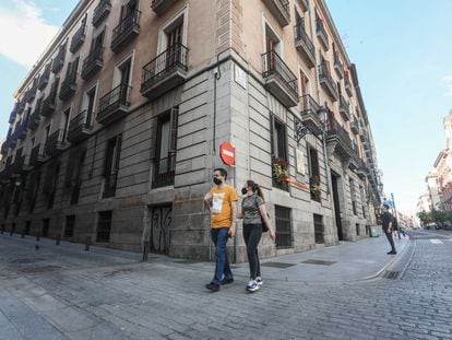 Confluencia de la calle Mayor con la de Señores de Luzón, donde se cree que está enterrado parte del cuerpo de Calderón de la Barca.