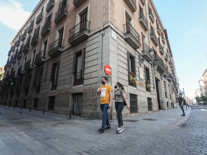 Confluencia de la calle Mayor con la de Señores de Luzón, donde se cree que está enterrado parte del cuerpo de Calderón de la Barca.