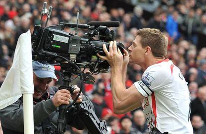 Gerrard, del Liverpool, celebra con una c&aacute;mara un gol al Manchester United en marzo pasado