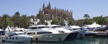 Varios yates atracados en el puerto de Palma de Mallorca.