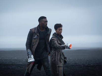 David Ajala y Sonequa Martin-Green en la tercera temporada de 'Star Trek Discovery'.