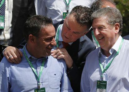 Louis van Gaal (centro) hablando con Paulo Bento (izquierda) en presencia de Roy Hodgson (derecha).