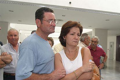 Los padres de María Teresa Fernández, ayer en el juzgado de Motril.