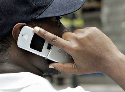 Un cliente utiliza un móvil de  Motorola, en Chicago, Illinois.