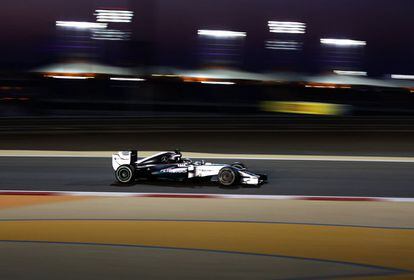 Lewis Hamilton, del equipo Mercedes durante los entrenamientos del gran premio de Bahréin de Fórmula 1. Mañana saldrá segundo.