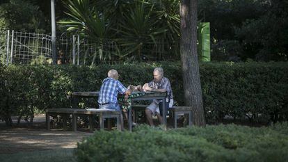 Dos jubilats en un parc de Barcelona.