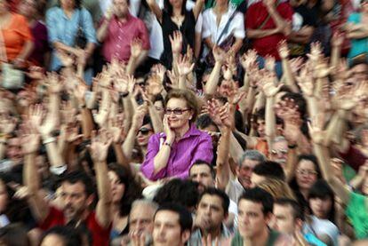 Votación a mano alzada en una de las asambleas de la Acampada de Sol del pasado mayo.