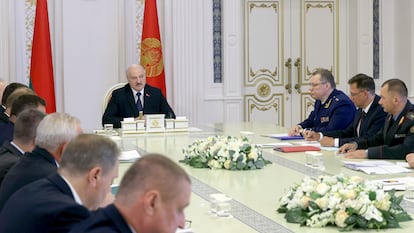 Alexandr Lukashenko preside la reunión del Consejo de Ministros, este viernes en Minsk.