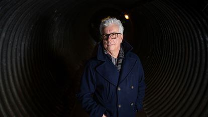 El escritor gales Ken Follett posa en Kelvedon Hatch un refugio nuclear secreto en Essex, Reino Unido, en 2021.