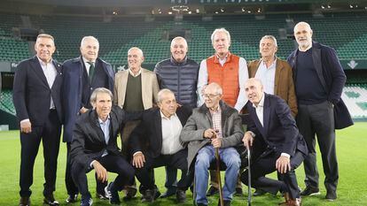 El periodista José Ángel de la Casa, quien narró el histórico partido de la selección española ante Malta del año 1983 (12-1), posa con los jugadores de la selección en el Benito Villamarín.