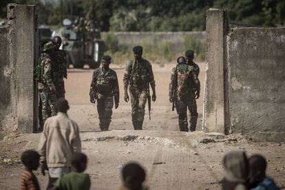 Soldados senegaleses, en la frontera de Gambia el viernes 20 de enero de 2017.