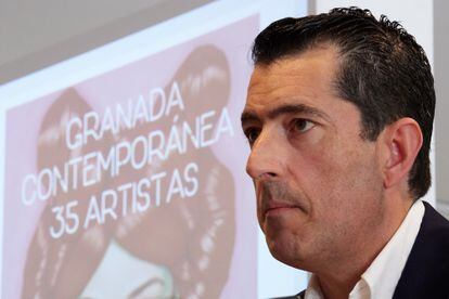 Juan Alfonso Contreras durante la presentación del libro ‘Granada contemporanea 35 artistas’, en la Sala Zaida de Granada.