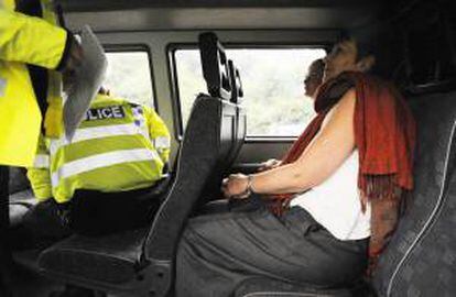 La diputada del Partido Verde Caroline Lucas (d)  esposada ayer en el interior de un vehículo policial, tras ser detenida durante una protesta contra la controvertida técnica de extracción de gas conocida como fracturación hidráulica o "fracking", en el condado de West Sussex (Reino Unido).