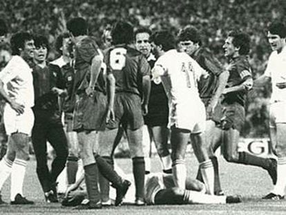 Los jugadores del Madrid y del Bar&ccedil;a discuten tras una falta en la final de Copa de 1983.