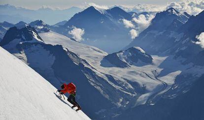Ueli Steck, durante una de sus ascensiones en los Alpes.