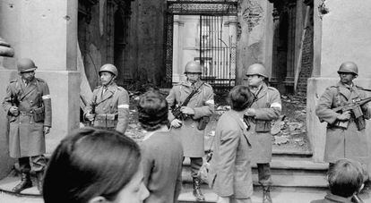 Varios militares custodian La Modena el 12 de septiembre de 1973.