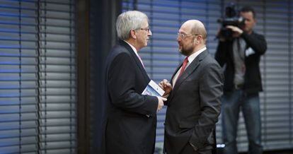 Juncker (izquierda) con Schulz, el pasado 3 de marzo en Berl&iacute;n.