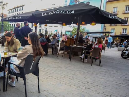 Varias personas, en la terraza de un bar