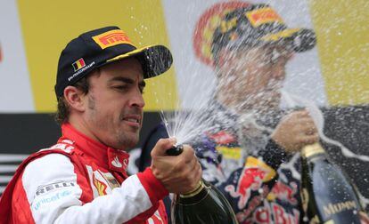 Fernando Alonso celebra su segunda posición.
