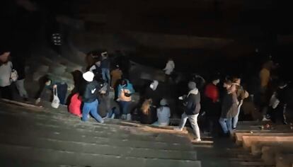 La Guardia Urbana de Barcelona desaloja a 140 personas de las gradas del Teatre Grec de Montjuïc.