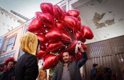 Un hombre vende globos con forma de corazón, este jueves, con motivo del Día de San Valentín en Kabul (Afganistán).