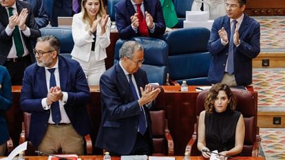 Los diputados del PP aplaudían el 23 de junio a la presidenta madrileña, Isabel Díaz Ayuso, en el pleno de la Asamblea.