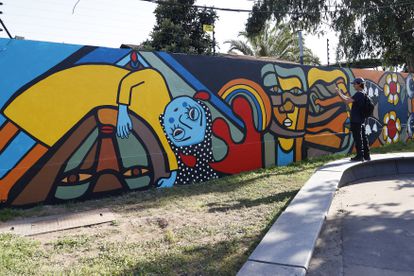 El mural en el que participó la cantante Mon Laferte, al interior del Estado Nacional, en Santiago. 