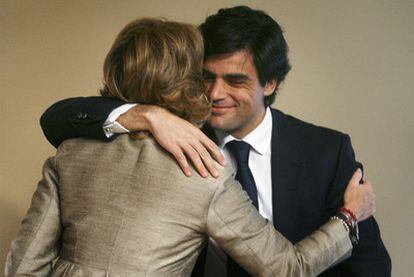 Juan José Güemes abraza a Esperanza Aguirre tras la rueda de prensa en la que se anunció su salida del Gobierno.