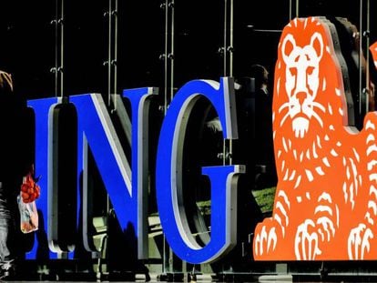 Logotipo del banco ING en su sede en &Aacute;msterdam (Holanda).