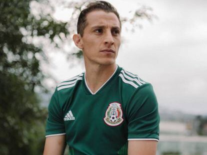 Guardado, posa con la nueva camiseta de México.