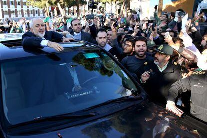 Cientos de iran&iacute;es reciben al jefe de la delegaci&oacute;n negociadora iran&iacute;, el ministro Zarif.