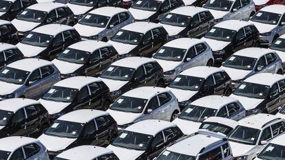 Coches nuevos a la espera de ser embarcados en el puerto de Barcelona. 