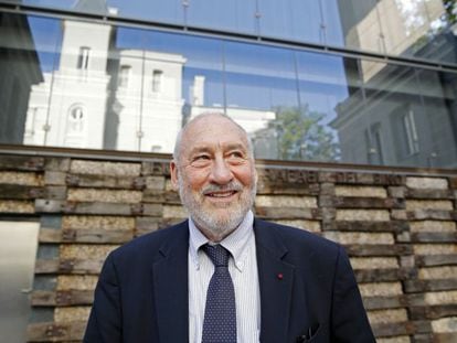  El Nobel de Econom&iacute;a Joseph E. Stiglitz antes de la presentaci&oacute;n de su &uacute;ltimo libro &quot;C&oacute;mo la moneda com&uacute;n amenaza el futuro de Europa&quot;.