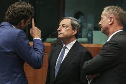 El presidente del eurogrupo y ministro de Finanzas holandés, Jeroen Dijsselbloem (i), y el presidente del Banco Central Europeo (BCE), Mario Draghi (c), participan en la reunión con sus homólogos europeos en la sede del consejo europeo, en Bruselas, Bélgica, hoy, lunes 5 de mayo del 2014.
