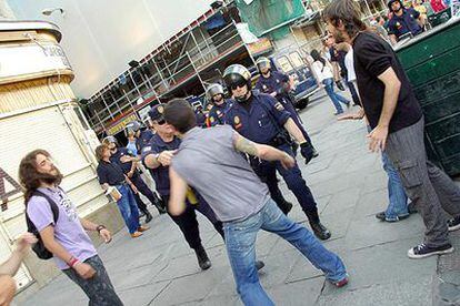 Agentes de policía se enfrentan con algunos manifestantes, ayer en la Puerta del Sol de Madrid.