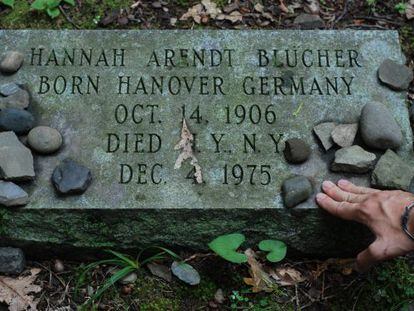 Tumba de Hannah Arendt en el cementerio del Bard College, en Annandale-on-Hudson (Nueva York).