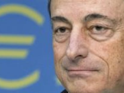 FRA513 FR&Aacute;NCFORT (ALEMANIA) 01/08/2013.- El presidente del Banco Central Europeo (BCE), Mario Draghi, durante una rueda de prensa ofrecida en Fr&aacute;ncfort (Alemania), hoy, jueves 1 de agosto de 2013. El BCE mantuvo hoy los tipos de inter&eacute;s en la zona del euro en el m&iacute;nimo hist&oacute;rico del 0,5 %, ante las se&ntilde;ales de mejora econ&oacute;mica. EFE/Boris roessler