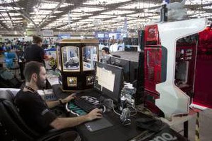 "Campuseros" participan en la séptima edición de la Campus Party Brasil que arrancó en Sao Paulo. EFE/Archivo