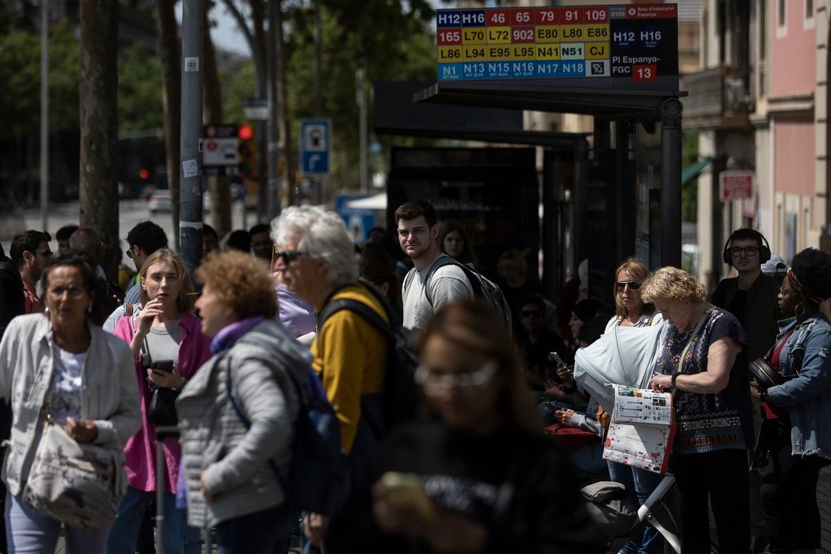 Aglomeraciones Y Esperas De 15 Minutos En La Huelga De Autobuses De ...