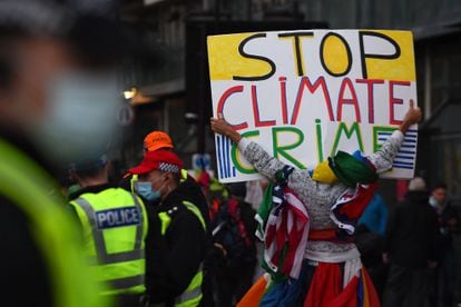 Protestas en la entrada del recinto donde se celebró la cumbre climática COP26 en Glasgow.