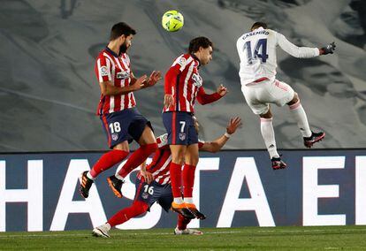 Casemiro remata de cabeza en su gol ante el Atlético de Madrid este sábado en el Alfredo Di Stéfano.